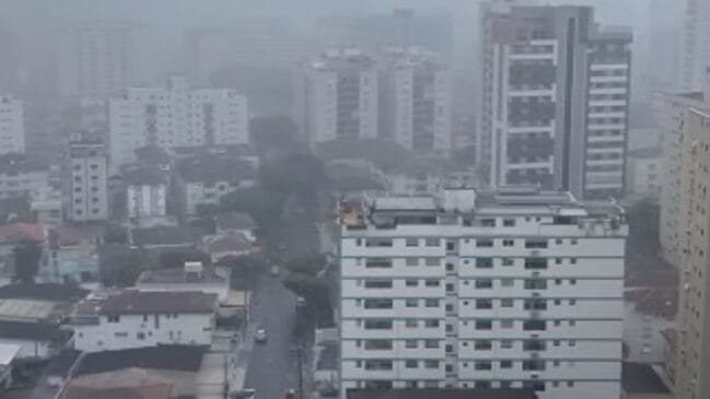 Canal 6, em Santos, ainda ficou dominado por uma forte neblina