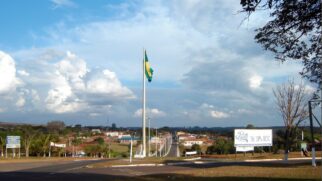 As lojas de Pratânia se destacam por fabricarem seus próprios produtos, como bolsas, cintos, calçados e acessórios em couro