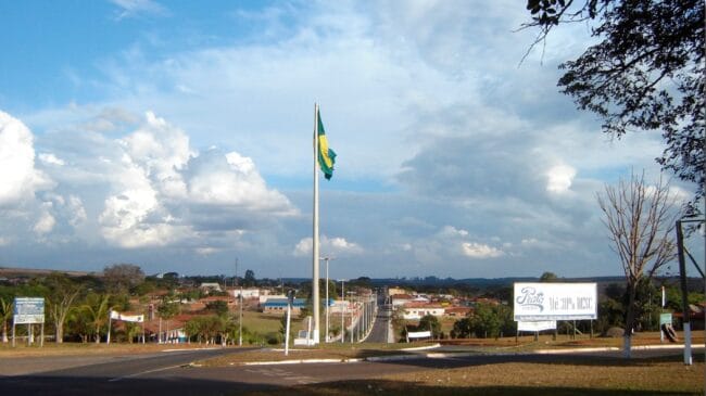 As lojas de Pratânia se destacam por fabricarem seus próprios produtos, como bolsas, cintos, calçados e acessórios em couro