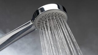 A invenção não apenas garantiu banhos quentes com segurança, mas também popularizou o chuveiro elétrico no Brasil