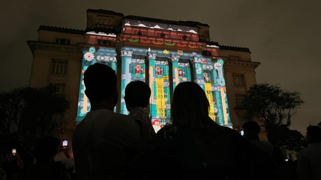 A Praça Mauá terá como atrações a projeção mapeada na fachada do Palácio José Bonifácio, espetáculos cênicos, apresentação de corais e de músicas