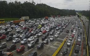 Por volta das 14h45 dessa quinta a descida ao litoral de SP tinha 23 km de congestionamento