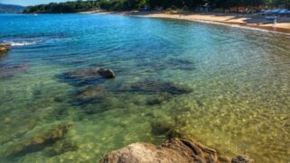 A Praia do Curral é perfeita para quem busca uma experiência de lazer e conforto à beira-mar