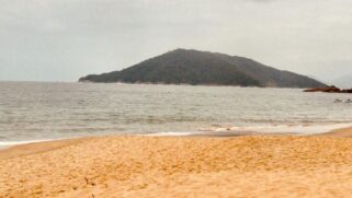Com suas areias claras e um mar tranquilo, a praia é perfeita para quem gosta de nadar