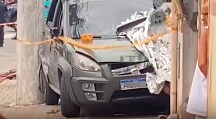 Um dos homens presos, de 20 anos, roubou um celular e um amigo da vítima, de 30 anos, passou a persegui-lo