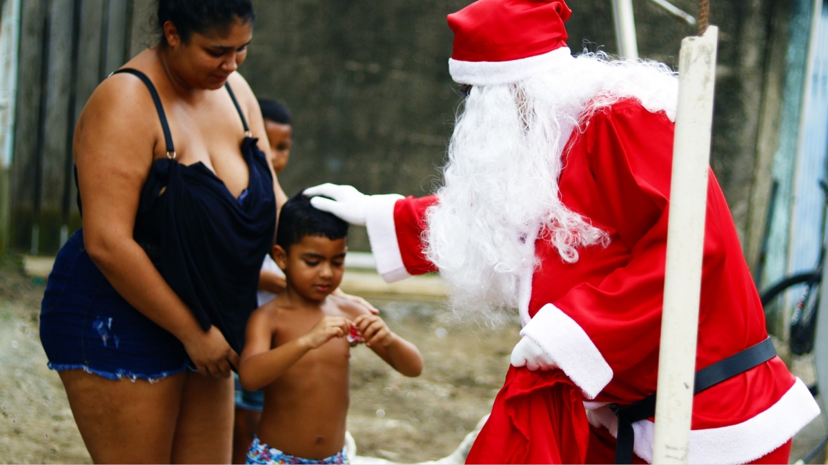Comunidade da Zona Noroeste, em Santos, recebe o Papai Noel no 'Natal na Quebrada'