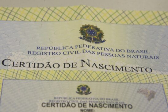 Nomes curtos, que mesclam tradição e influência digital, são tendência no Brasil
