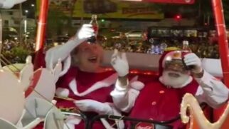 Papai Noel chega com grande estilo para a Caravana da Coca-Cola