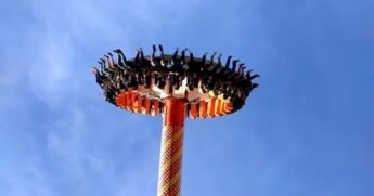 Um dos brinquedos radicais mais procurados no parque