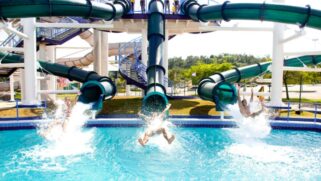 O Wet'n Wild conta com uma ampla estrutura que promete agradar todas as idades