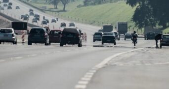 Há uma placa que arranca suspiros na Rodovia dos Imigrantes sentido litoral de SP