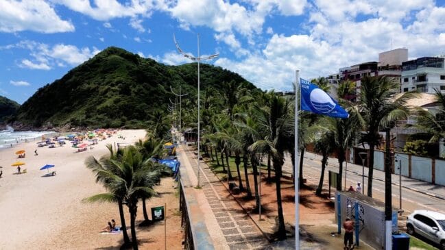 Bandeira Azul voltou a ser hasteada na Praia do Tombo, no Guarujá