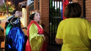 Grupo revive a visita dos três Reis Magos ao Menino Jesus,ao passar nas casas de moradores em Itanhaém