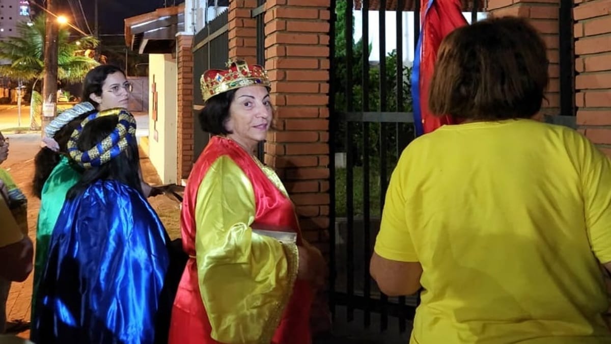 Grupo revive a visita dos três Reis Magos ao Menino Jesus,ao passar nas casas de moradores em Itanhaém