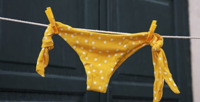 Muitas pessoas costumam lavar roupas íntimas durante o banho, mas essa prática é a certa?