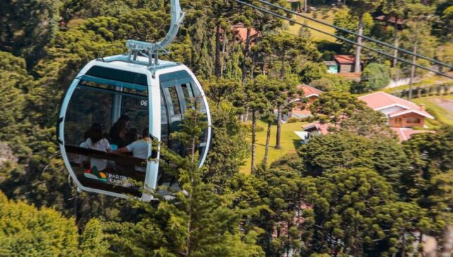 Para quem gosta de aventura, o teleférico do Parque Capivari oferece uma vista deslumbrante