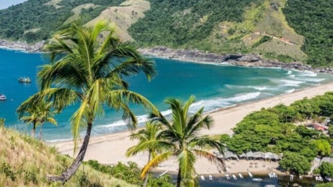 Cercada por vegetação nativa e montanhas, suas águas límpidas e a atmosfera de calmaria atraem turistas