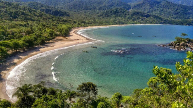 A Praia de Castelhanos pode ser acessada por uma estrada de terra