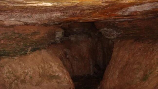 De acordo com a lenda, o portal estaria escondido na parte subterrânea da gruta, no centro de um labirinto