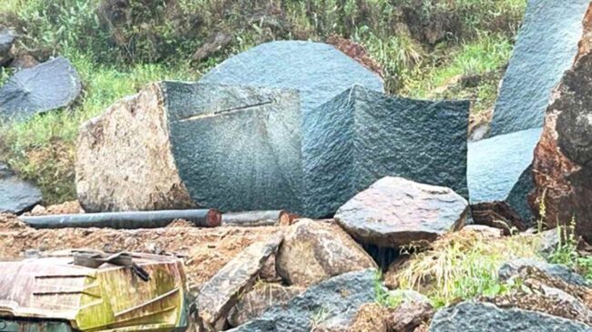 A presença do granito verde se dá ainda na formação atual do globo terrestre