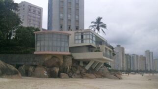 A Casa das Pedras foi construída em 1952 por Henrique Cristofani