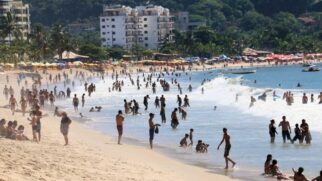 Embora o turismo seja essencial para a economia local, muitos moradores relatam insatisfação