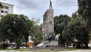 A praça apresenta uma série de problemas no Centro de Santos