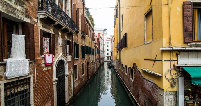 Veneza está frequentemente superlotada, sendo necessário cobrar pedágio para pedestres e impor um limite aos visitantes diários