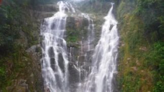 A cachoeira tem impressionantes 180 metros de altura