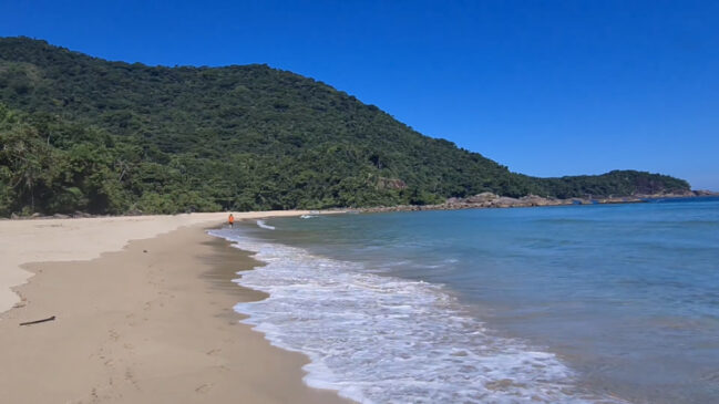 A praia também oferece um diferencial: dois rios que deságuam no mar