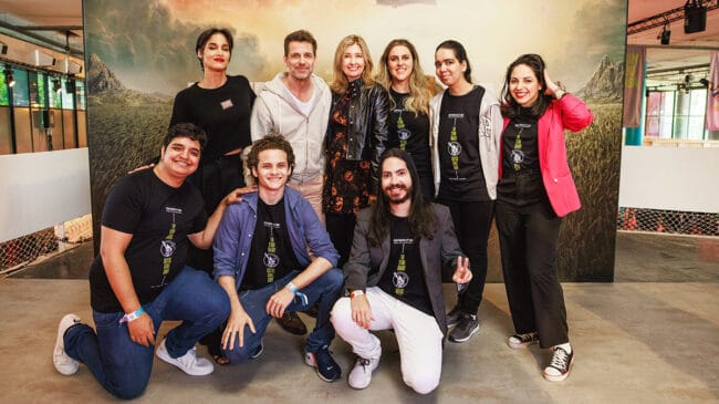 Zack Snyder, sua esposa Deborah, a atriz Sofia Boutella com membros do Portal e fãs durante o Tudum