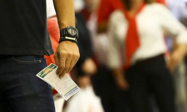 Em um bilhete simples, você tem chance de 1 em 50 milhões