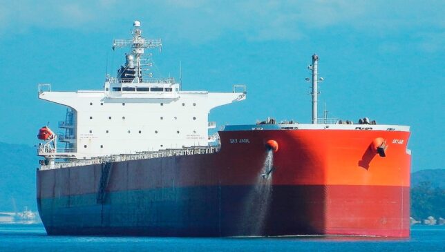 A água de lastro é a água do mar que é recolhida e armazenada em tanques de navios para dar estabilidade às embarcações