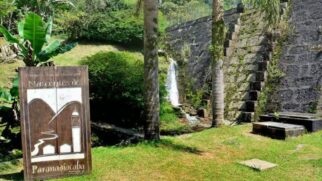 O acesso é feito exclusivamente pelo Parque Natural Municipal Nascentes de Paranapiacaba
