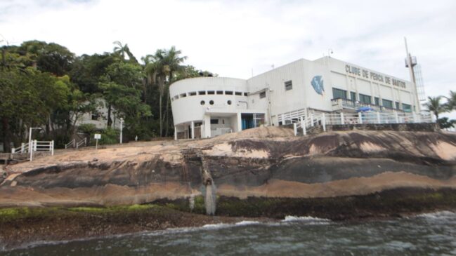 Clube foi notificado sobre o suposto despejo de esgoto no mar via tubulação que sai de rocha