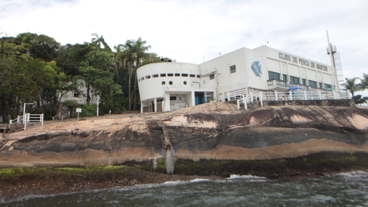 Clube foi notificado sobre o suposto despejo de esgoto no mar via tubulação que sai de rocha