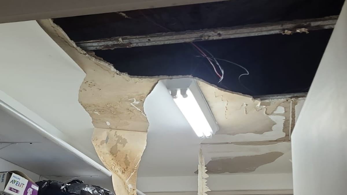 Parte do teto da UTI Neonatal do Guilherme Alvaro cai em Santos