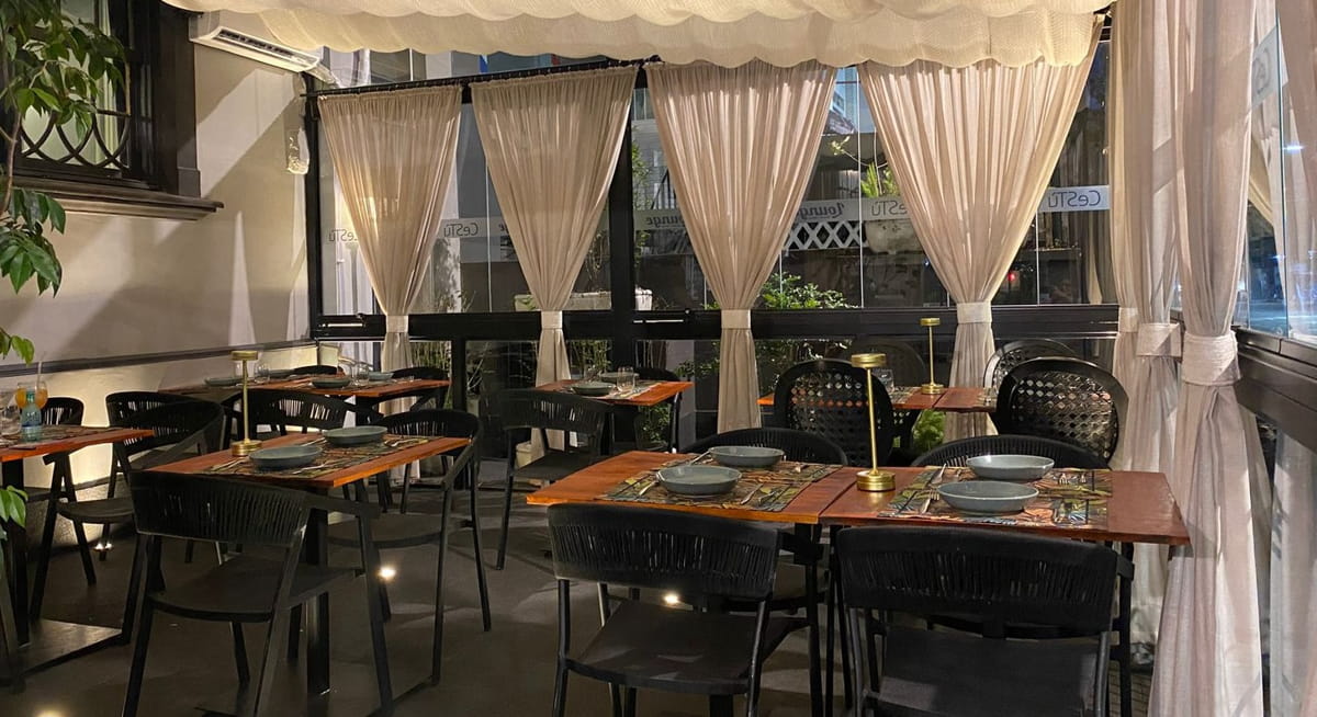 O restaurante, localizado no coração do Gonzaga, em Santos, acaba de inaugurar um lounge climatizado, com capacidade para 20 pessoas / Divulgação