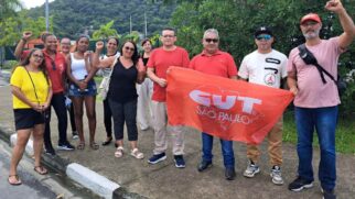 Trabalhadoras da limpeza e da merenda escolar que prestam serviços em Guarujá resolveram cruzar os braços