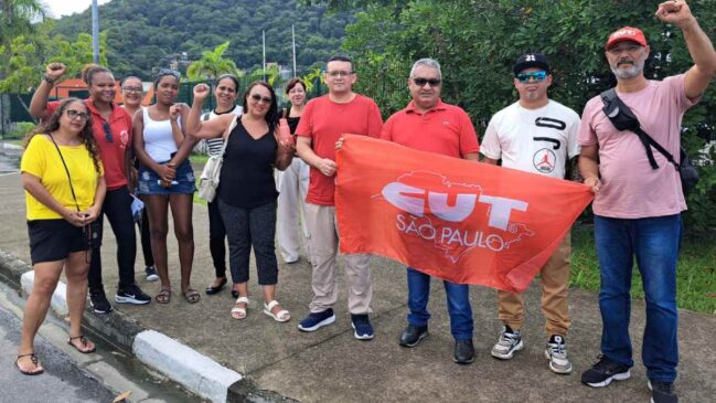 Trabalhadoras da limpeza e da merenda escolar que prestam serviços em Guarujá resolveram cruzar os braços