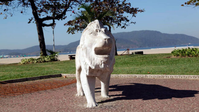 O famoso leão na orla da Praia de Santos rende muitas fotos de turistas