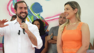 O prefeito Kayo Amado ao lado da primeira dama em evento na cidade