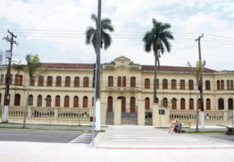 O casarão de 1908 e a fortificação do século 18, que abrigam o museu, estão visivelmente deteriorados