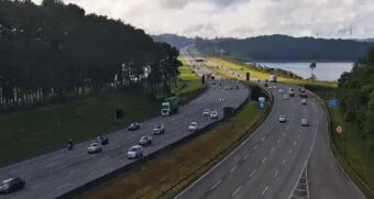 Tráfego está mais lento do Km 51 ao Km 53 da Imigrantes, pelo alto fluxo de veículos