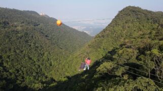 'Aventureiros' praticando a tirolesa no Parque da Serra do Mar