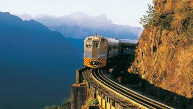 Ao longo de 70 km, o trem leva os passageiros pelo trecho de Mata Atlântica mais preservado do Brasil