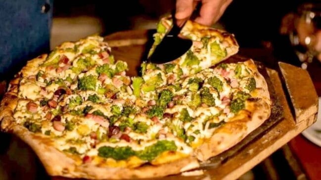 Caconde abriga uma gastronomia local que é uma atração à parte, com a famosa pizza premiada, considerada a melhor do Brasil em 2008 e 2024