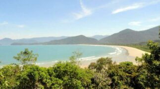 Com uma extensão de 3 km, a praia da Fazenda é ideal para quem busca tranquilidade e contato com a natureza.