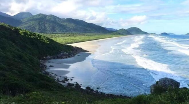 A praia de Foles é muito preservada e possui água cristalina e ótima balneabilidade