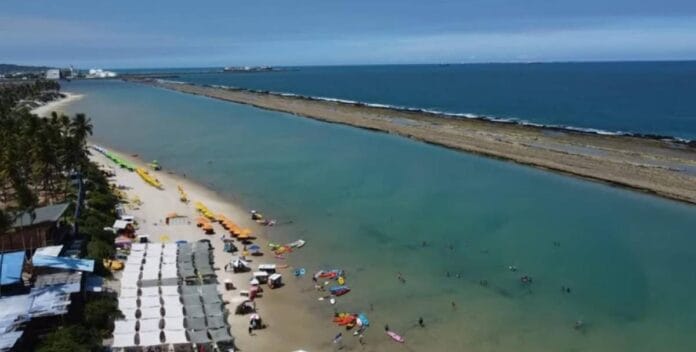 A Praia do Muro Alto é perfeita para a prática de esportes e passeios de jangada